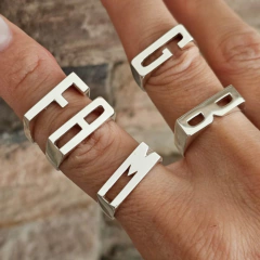 Anillo con Inicial Grande en Plata 925