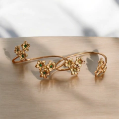 Pulsera Flores con piedras verdes en internet