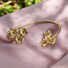 Pulsera Flores con piedras verdes - Tienda de Joyeros