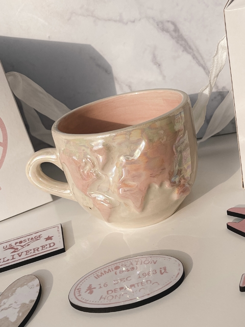 Taza Mapamundi Cremita con Rosa Nácar - EDICIÓN LIMITADA