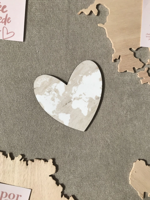 Posavasos CORAZÓN Escandinavo Mapamundi Blanco Fondo Madera