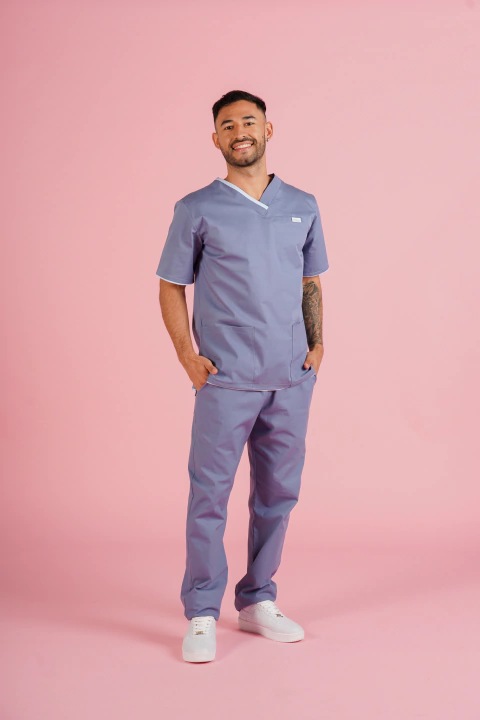 Enzo pantalón acero con vivo celeste