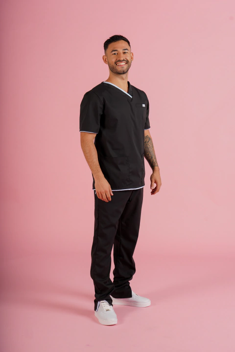 Enzo chaqueta negro con vivo celeste