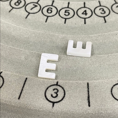 (CO-1039) UND. LETRA E NÁCAR 10 x 10mm - comprar online