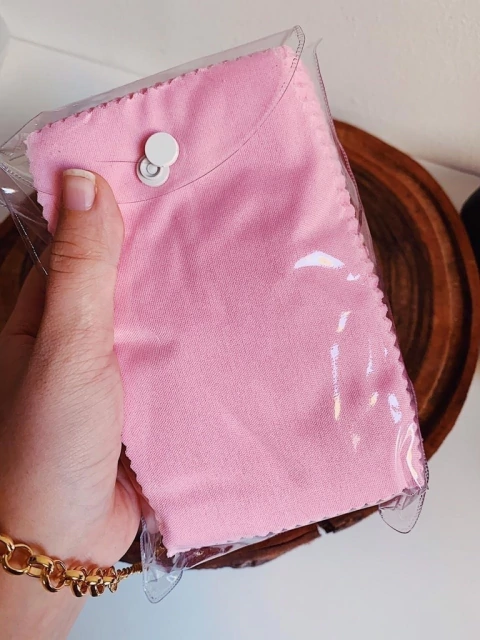 100 flanelas microfibra rosa gravadas personalizadas para óculos. Limpeza premium, agrega valor à marca. Revenda entre R$199,90-R$499,90. Compre na Clush!