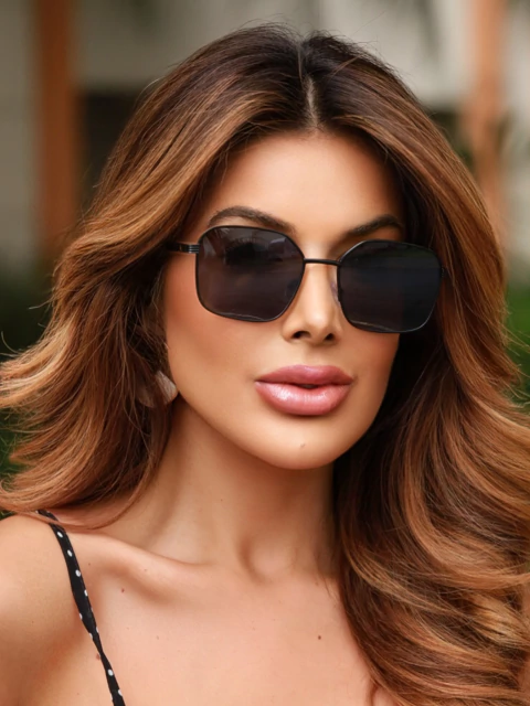 Óculos de Sol Ruan preto quadrado em metal premium. Proteção UV400 e lente resistente. Revenda entre R$59,90-R$199,90. Compre no atacado Clush!