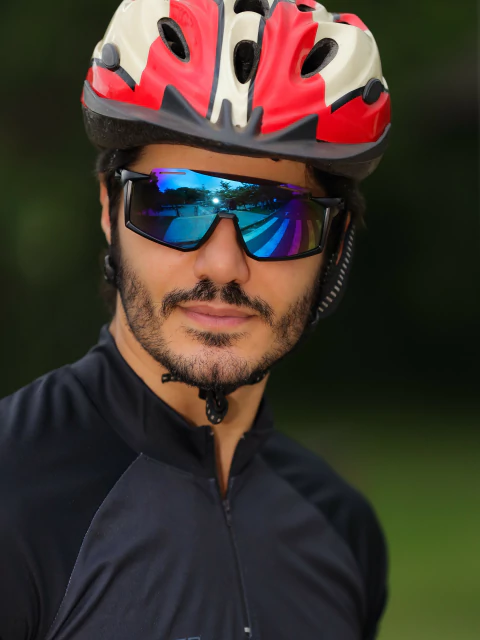 Óculos Infinity esportivo máscara lente azul claro, haste preta, material injetado. Revenda com até 233% de lucro! Compre no atacado Clush agora.