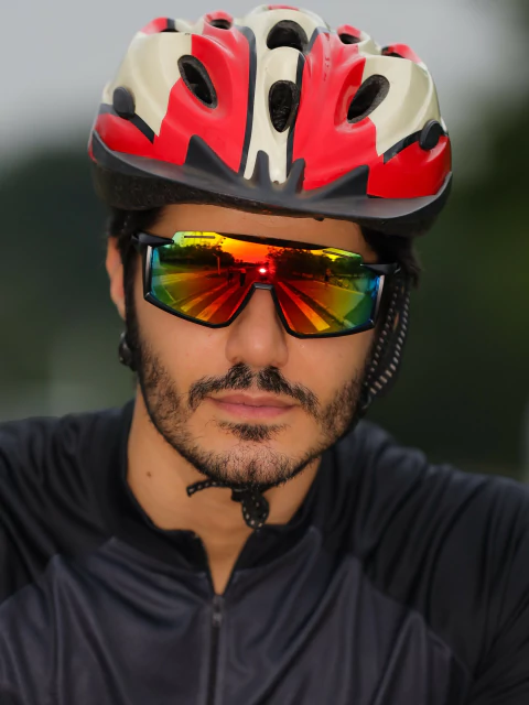 Óculos Infinity esportivo máscara lente vermelha, haste preta, material injetado. Revenda com até 233% de lucro! Compre no atacado Clush agora.