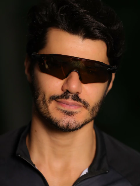 Óculos esportivo Madagascar máscara amarelo marrom injetado para revenda. Proteção UV400, resistente a riscos. Perfeito para atividades físicas. Compre na Clush!