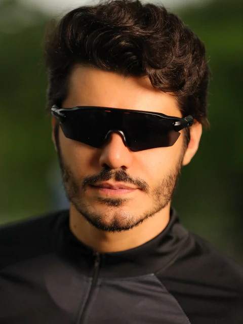 Óculos esportivo Madagascar máscara preto injetado para revenda. Proteção UV400, resistente a riscos. Perfeito para atividades físicas. Compre na Clush!