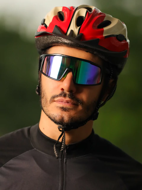 Óculos Jin máscara verde com haste preta, material injetado resistente. Revenda entre R$59,90-R$199,90. Atacado Clush!