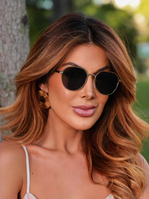 Óculos James redondo preto metal premium para revenda. Proteção UV400, resistente a riscos. Atacado Clush com personalização. Compre já!