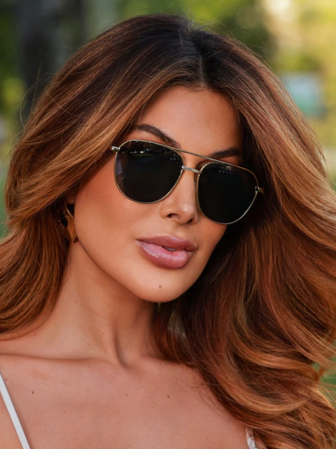 Óculos Aviador Garden preto e dourado em metal premium. Proteção UV400 e lente resistente. Revenda com alta margem de lucro. Compre no atacado Clush!