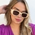 Óculos Diamond retangular creme, material injetado leve, proteção UV. Estilo blogueira fashion. Revenda R$59,90-R$199,90. Compre no atacado Clush!