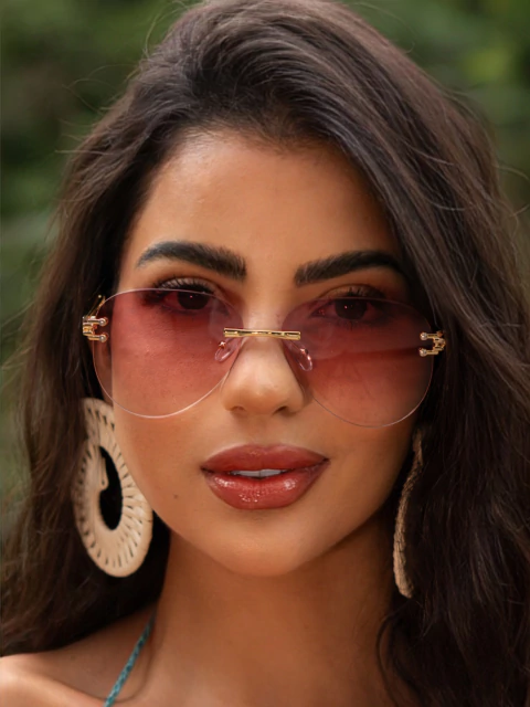 Óculos Yara quadrado metal lente rosa degradê haste dourada para revenda. Proteção UV400, resistente a riscos. Atacado Clush com personalização da sua marca!