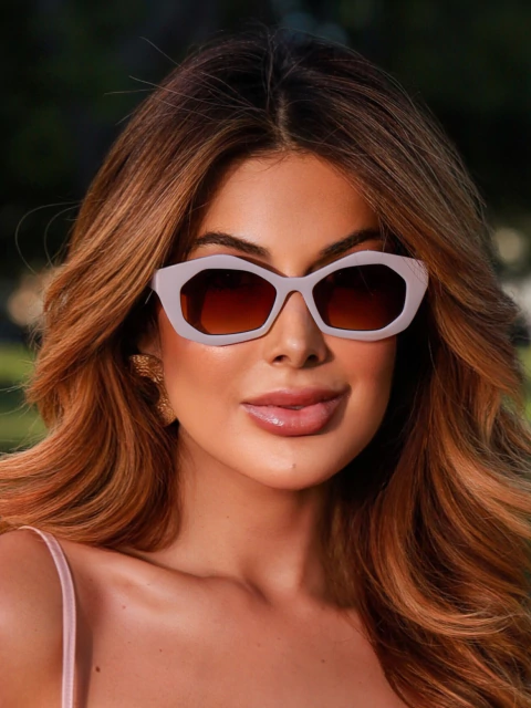 Óculos Ananda borboleta marrom degradê e haste nude em acetato premium. Revenda entre R$59,90-R$199,90. Proteção UV400. Compre no atacado Clush!