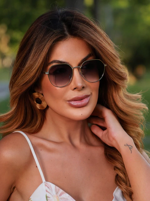 Óculos James redondo preto degradê haste dourada metal premium para revenda. Proteção UV400, resistente a riscos. Atacado Clush. Compre já!