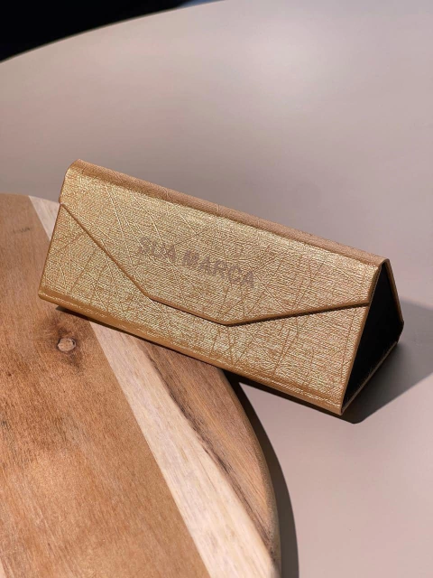 Você já viu uma caixa de óculos que é tão estilosa que até seus óculos querem morar dentro dela? Apresentamos a Case Carteira Premium - Dourada, a combinação perfeita de vintage com modernidade, feita para proteger seu acessório favorito com muito charme 