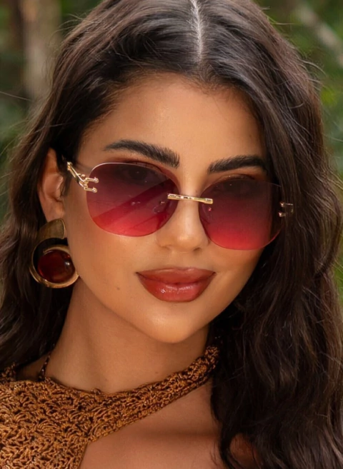 Óculos Yara quadrado metal lente roxo rosa degradê haste dourada para revenda. Proteção UV400, resistente a riscos. Atacado Clush com personalização da sua marca!