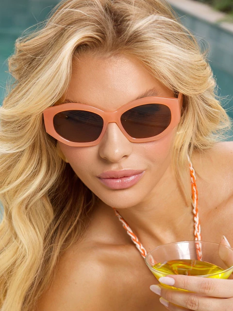 Óculos Sol Blogueira Tiff lente preta armação rosa em acetato premium. Formato borboleta com proteção UV400. Revenda R$59,90-R$199,90. Compre atacado Clush!