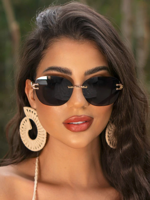 Óculos Yara quadrado metal lente preta haste dourada para revenda. Proteção UV400, resistente a riscos. Atacado Clush com personalização da sua marca!