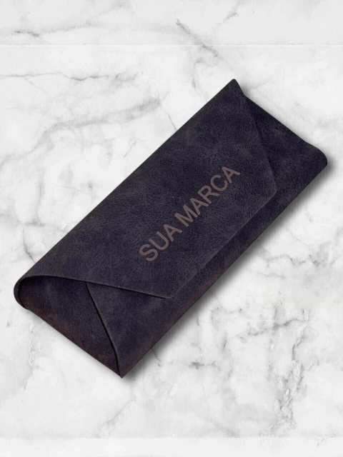 Porta óculos formato envelope preto em PU para atacado. Protege óculos com elegância e praticidade. Ideal para revenda. Clush!