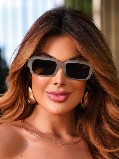 Óculos Óslo verde com haste verde claro acetato premium para revenda. Proteção UV400, formato retangular moderno. Compre no atacado Clush e lucre até 233%!