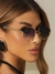 Óculos Rebeca lente preto degradê haste dourada, armação metal oval. Proteção UV400, resistente a riscos. Revenda R$59,90-R$199,90. Compre no atacado Clush!