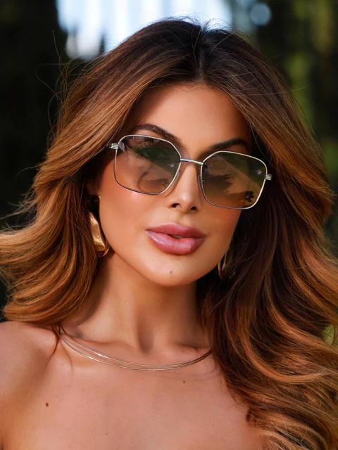 Óculos de Sol Ruan azul amarelo com haste prata em metal premium. Proteção UV400 e lente resistente. Revenda entre R$59,90-R$199,90. Compre no atacado Clush!