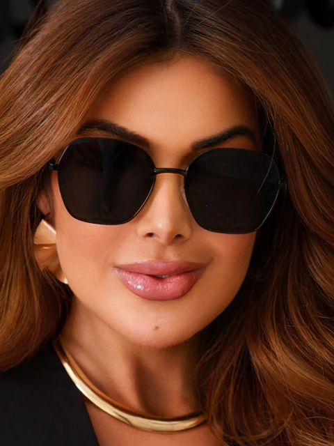 Óculos Iris preto metal quadrado para revenda. Proteção UV400, resistente a riscos. Atacado com personalização da sua marca. Compre na Clush!