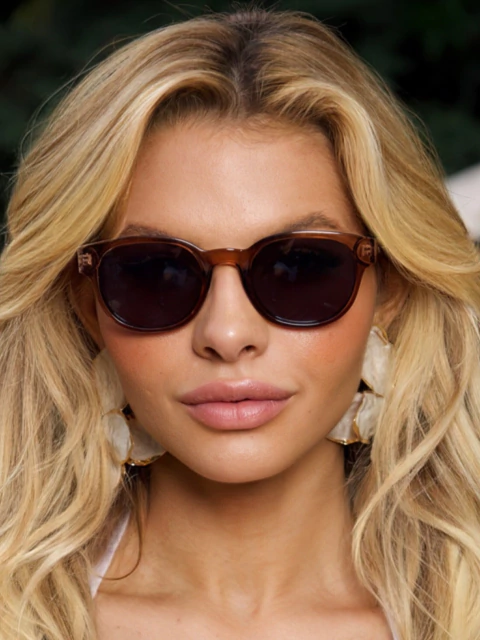 Óculos Alba 2.0 redondo preto com haste vermelha transparente em acetato. Revenda com até 233% de lucro! Compre no atacado Clush e personalize sua marca.