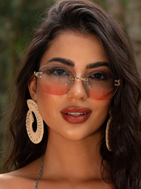 Óculos Yara quadrado metal lente azul rosa degradê haste dourada para revenda. Proteção UV400, resistente a riscos. Atacado Clush com personalização da sua marca!