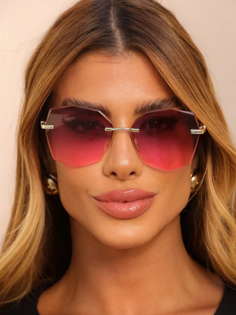 Óculos Mel roxo rosa degradê haste dourada, metal resistente, formato quadrado. Revenda com até 233% de lucro! Compre no atacado Clush agora.