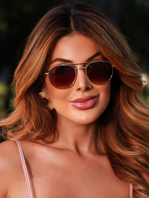 Óculos Aviador Jamaica lente preta haste dourada em metal premium para revenda. Proteção UV400, resistente a riscos. Atacado Clush com personalização inclusa!