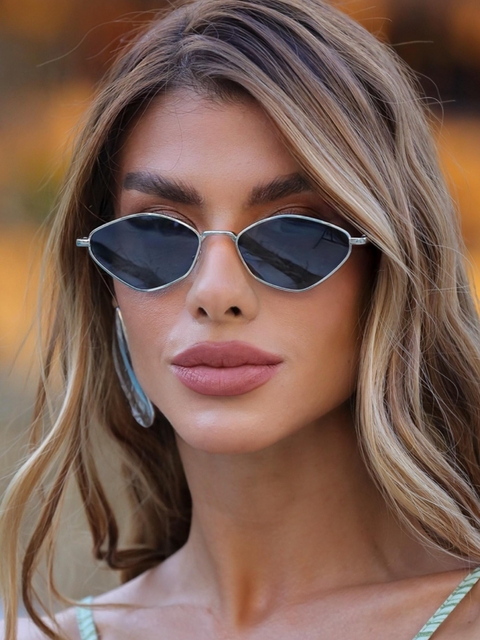 Óculos de Sol Blogueira Isa 3.0 preto Prata  em metal, formato prisma. Revenda entre R$59,90-R$199,90. Compre no atacado Clush e personalize com sua marca!