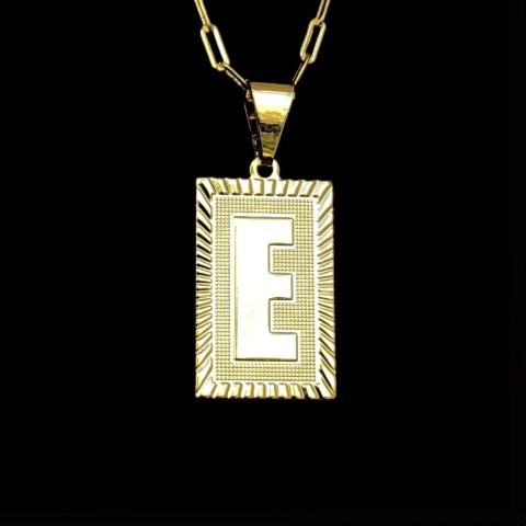 Pingente Plaquinha Letra “E” - 3x1,2cm - Ouro