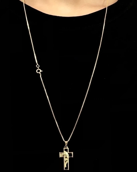 Corrente Veneziana (1mm) - 4g - 70cm + Pingente Cristo Vazado 2,5x1,5mm - Banhado a ouro 18k