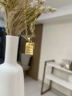 Colar plaqueta marrom energia - comprar online