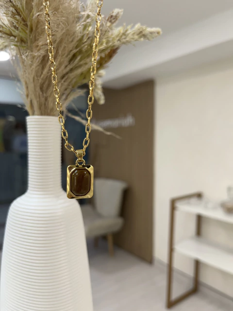 Colar plaqueta marrom energia