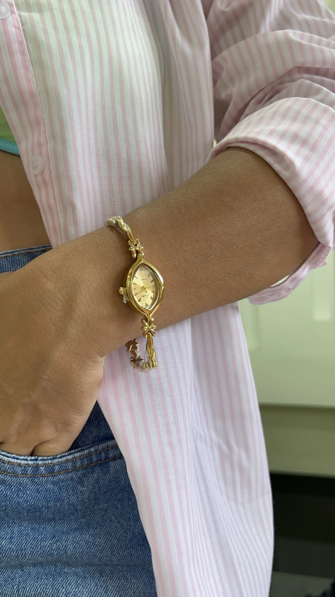 Relógio vintage dourado em aço