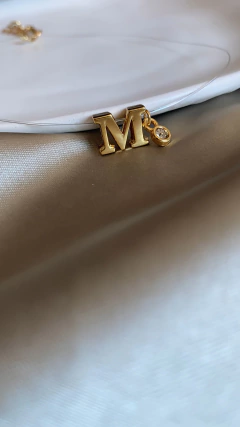 Colar fio de nylon com inicial - comprar online