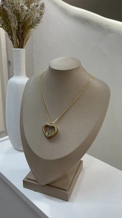 Colar relicário com pingentes na internet