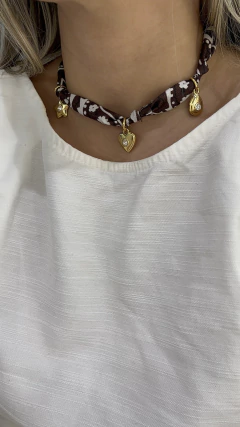 Colar bandana com pingentes avulsos na internet