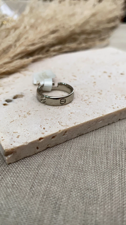 Anel prata com detalhes cart