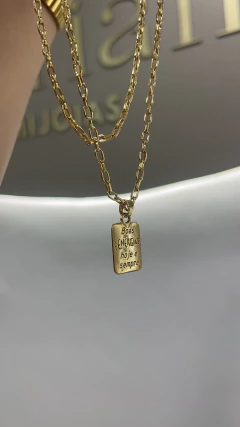 Mix de colares com letra e pedra marrom na internet