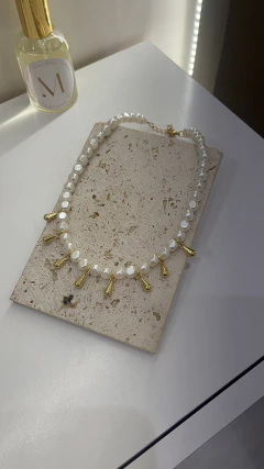 Colar pérola com gotas douradas - comprar online