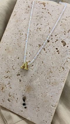 Colar cristais com inicial na internet