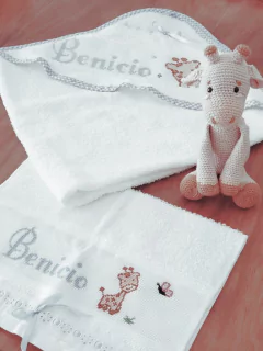 Toallon con capucha bordado - comprar online