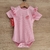 Body de bebé color rosa con volados en las mangas y estampado de sandía.