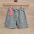 Bermudas de lino color verde, con cintura elastizada y cordón de ajuste